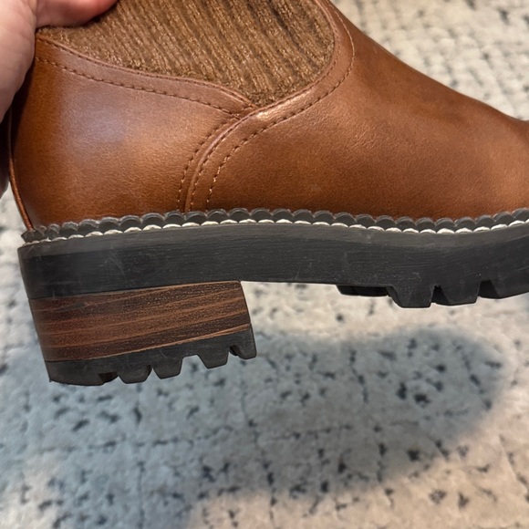 Stylish Brown Leather Ankle Boots with Knit Cuff - Picture 4 of 5